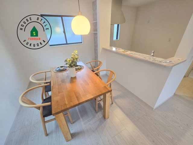 福岡市東区松崎3丁目第1-1棟（1号棟）のダイニング|キッチンから立ち込める香りが今日の料理を期待させます。