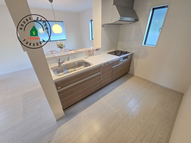 福岡市東区松崎3丁目第1-1棟（1号棟）のキッチン|ダイニングテーブルへの配膳がラクラク、お料理はかどるカウンター付きシステムキッチン！