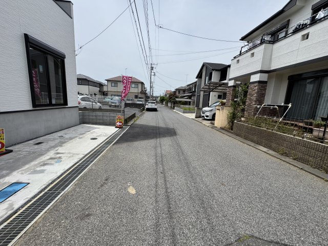 流山市三輪野山１丁目新築戸建（三輪野山７期）の前面道路含む現地写真|北側前面道路・幅員約6ｍ