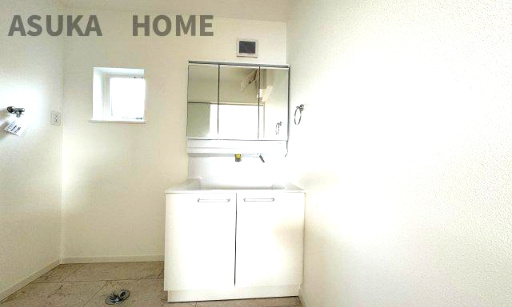 神奈川県横浜市旭区本宿町 戸建ての独立洗面台|一日の始まりの朝、歯磨きをしたりメイクや髪をセットしたり・・・使いやすさが考えられた3面鏡です♪シャワー付水栓で洗面台でのシャンプーや毎日の掃除に大変便利ですね♪