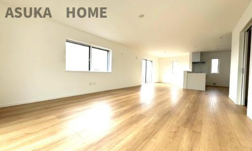 神奈川県横浜市旭区本宿町 戸建ての居間・リビング|広さと明るさには拘ってほしい空間です。お子様の成長に合わせて家具の配置なども広いからこそ可能です。