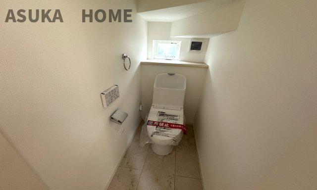 神奈川県横浜市旭区本宿町 戸建てのトイレ|温水洗浄便座の最新トイレ設備です♪

