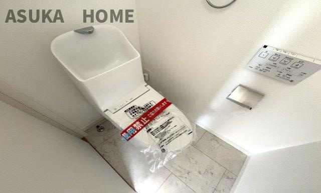 神奈川県横浜市旭区本宿町 戸建てのトイレ|クールJAPANの一つ！ウォシュレット内蔵のトイレ設備です♪
