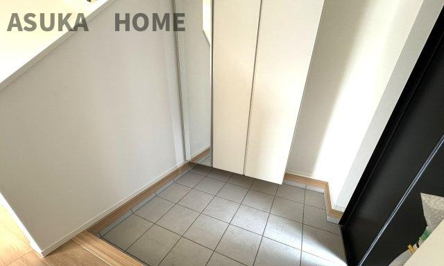 神奈川県横浜市旭区本宿町 戸建ての玄関|玄関横には、たっぷり収納のミラー付シューズボックスも嬉しい設備です♪