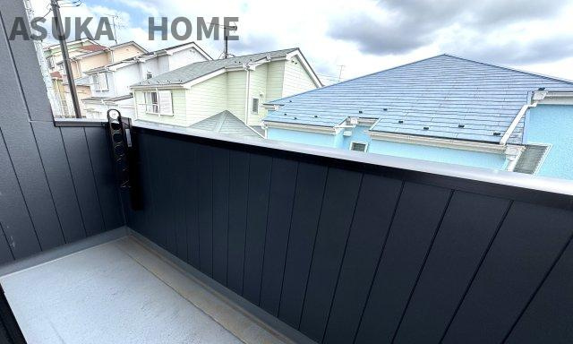 神奈川県横浜市旭区本宿町 戸建てのバルコニー|広くワイドなスペースになっているので、一度にたくさんの洗濯物が干せそうですね♪