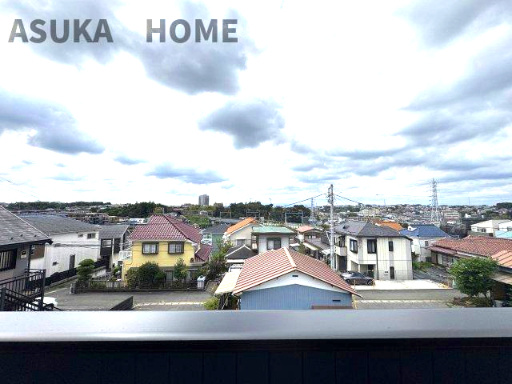 神奈川県横浜市旭区本宿町 戸建ての展望|撮影日はあいにくの曇り空でしたがバルコニーからの眺望は見通しが良く落ち着いた住宅街が望めます♪