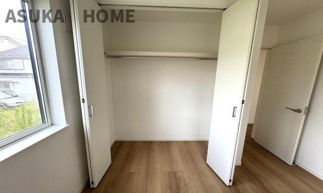 神奈川県横浜市旭区本宿町 戸建ての収納|枕棚があるクローゼットは多様なお洋服の収納にも対応しやすく、大切なお洋服をきれいな状態で収納できますよ。