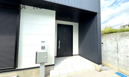 旭区本宿町 戸建ての玄関|明るい玄関が家路からの「ただいま」の安心感を実感させてくれそうですね。