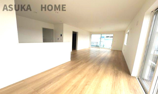 神奈川県横浜市旭区本宿町 戸建ての居間・リビング|ご家族みんなで長い時間を過ごすリビングは一番居心地のいいものであって欲しいですね。開放感のある広々リビングに光と風を呼び込みます。