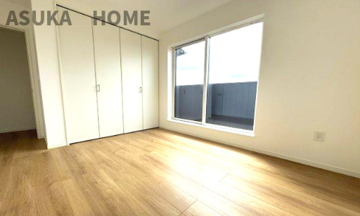 神奈川県横浜市旭区本宿町 戸建ての洋室|大きな窓からたっぷりの日差しが降り注ぐ明るい室内です。気持ちの良い朝日を受けて、目覚めの良い健康的な朝を迎えられそうです。