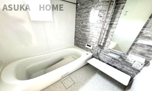 神奈川県横浜市旭区本宿町 戸建ての浴室|ゆったり足が伸ばせるので、毎日の疲れを癒すバスタイムを実現。ご家族みんなでも入れますね♪浴室換気乾燥暖房機付きで浴室内干しも可能！