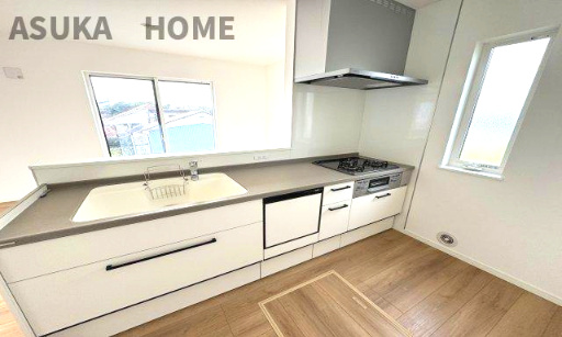 神奈川県横浜市旭区本宿町 戸建てのキッチン|リビングが見渡せるカウンターキッチン、お料理をしながら大切な家族との会話も楽しめそう家族のコミュニケーションが生まれそうなキッチンですね♪