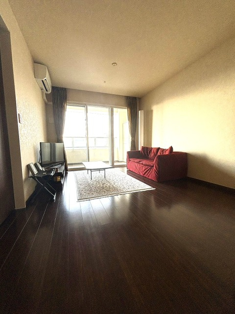 芝浦アイランドケープタワーの居間・リビング|売主様がリビングに照明を付けていません