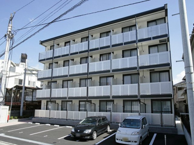 【外観】 | レオパレススカイトレイン | お得に住まいをお探しするなら不動産すまラボにお任せ下さい♪
〇現地待合わせOK　〇LINE対応可　〇他社物件持ち込みＯＫ
〇遠隔契約OK　〇お値引き喜んで♪
皆様のお問合せをお待ちしています♪