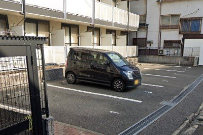 【駐車場】 | レオパレススカイトレイン | ◆不動産すまラボの新プラン◆入居時の費用負担0円で入居可能！カード作成不要・簡単5分の審査です♪お気軽にお尋ねください♪