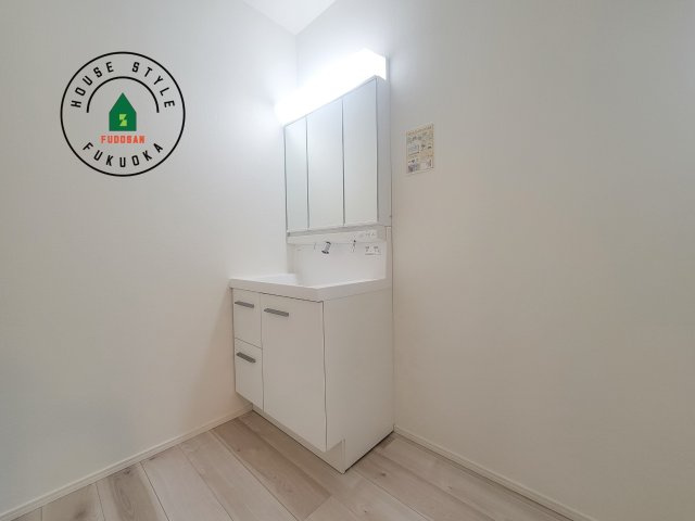 糟屋郡粕屋町大字江辻第6-1棟（1号棟）の独立洗面台|毎日使うものだから清潔な空間を保ちたい水回り。洗面にはそんな願いを解消させてくれる収納アイデアが満載です。三面鏡の裏側にはキャビネットが現れ小物から背の高い物まで収納できます。