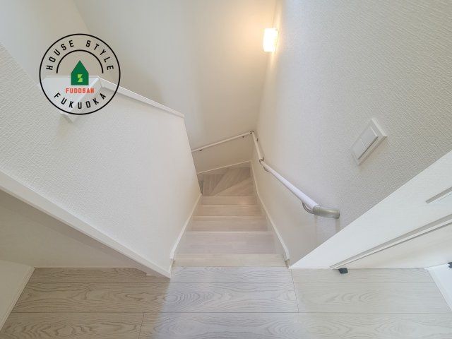 糟屋郡粕屋町大字江辻第6-1棟（1号棟）の内装|＜手すり付階段＞手すりがないと階段の昇り降りで危険なことはもちろん、壁に手をつきながら歩くことで壁紙が汚れやすくなります。すべての方に快適に昇り降りしていただくため、手すりを設置しました。