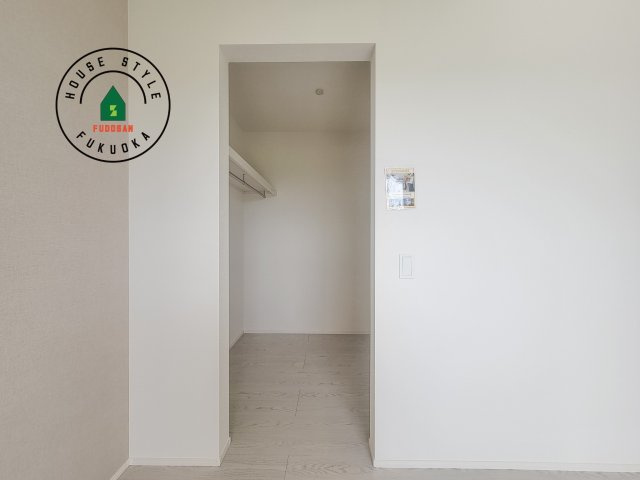 糟屋郡粕屋町大字江辻第6-1棟（1号棟）の収納|洋服や大きな荷物が多い方や人数の多いご家族などは、一般的なクローゼットよりもウォークインクローゼットのほうが使い勝手が良いです。