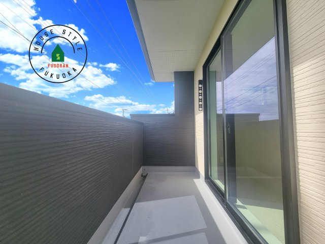 糟屋郡粕屋町大字江辻第6-1棟（1号棟）のバルコニー|風をしっかりと感じられるバルコニーでは、毎日が洗濯日和です。広々としているので洗濯も楽しくなるでしょうし、気分転換にバルコニーからの眺めを楽しむのもいいでしょう。