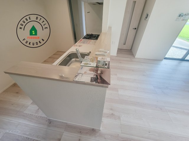 糟屋郡粕屋町大字江辻第6-1棟（1号棟）のダイニング|キッチンから立ち込める香りが今日の料理を期待させます。