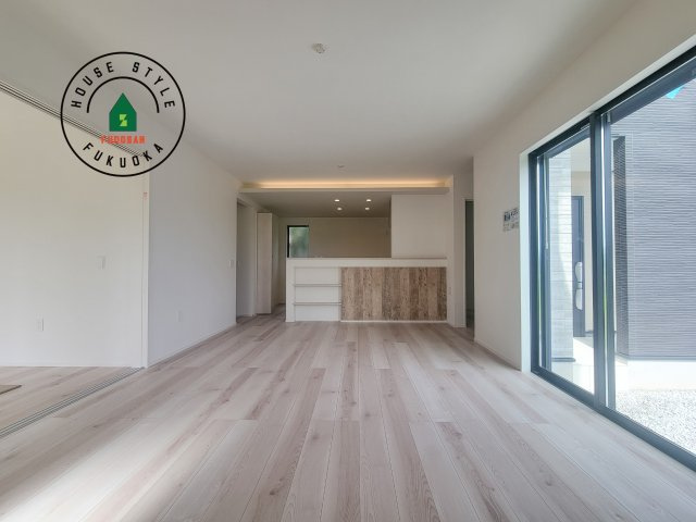 糟屋郡粕屋町大字江辻第6-1棟（1号棟）の居間・リビング|キッチンからリビングをしっかり確認できます。家族の笑顔があふれる空間になりそうですね。