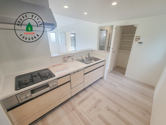 糟屋郡粕屋町大字江辻第6-1棟（1号棟）のキッチン|ダイニングテーブルへの配膳がラクラク、お料理はかどるカウンター付きシステムキッチン！