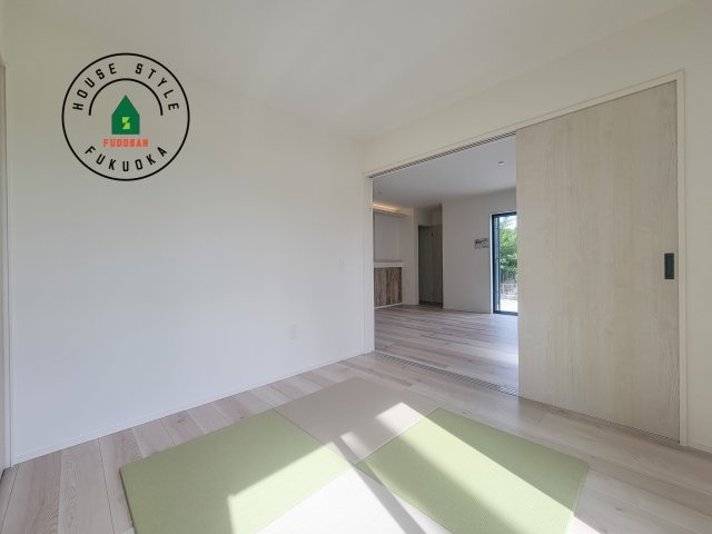 糟屋郡粕屋町大字江辻第6-1棟（1号棟）の和室|和室を上手に活用すると暮らし方の幅が広がります。例えば普段は開け放して、子供の小さいうちはお昼寝や遊びのスペースに。畳はソフトなので転んでもケガをしにくく安心です