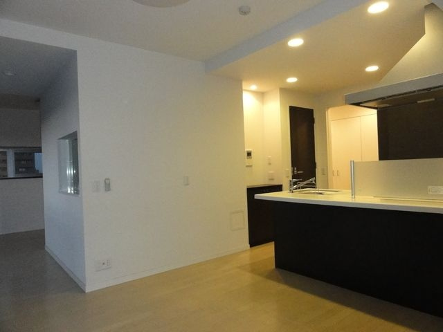 アーデン泉プレミアの居間・リビング