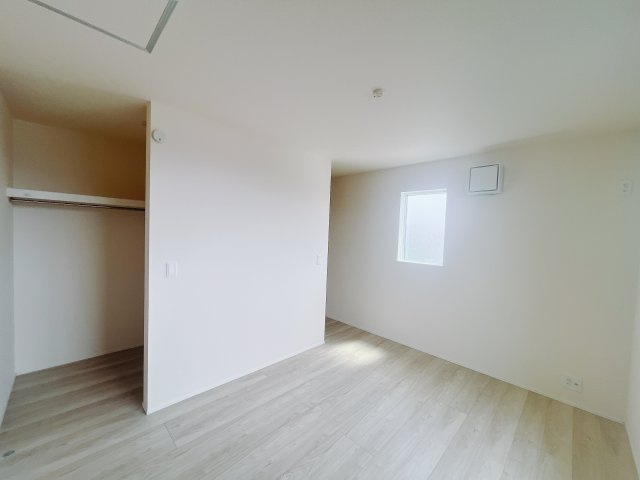 【新築戸建】藤岡立石24-1期の寝室|■主寝室｜広い寝室ならインテリアも自由自在にお楽しみいただけます♪お外から帰ってきた後は寝室でゆっくり自分の時間をお過ごしください。
