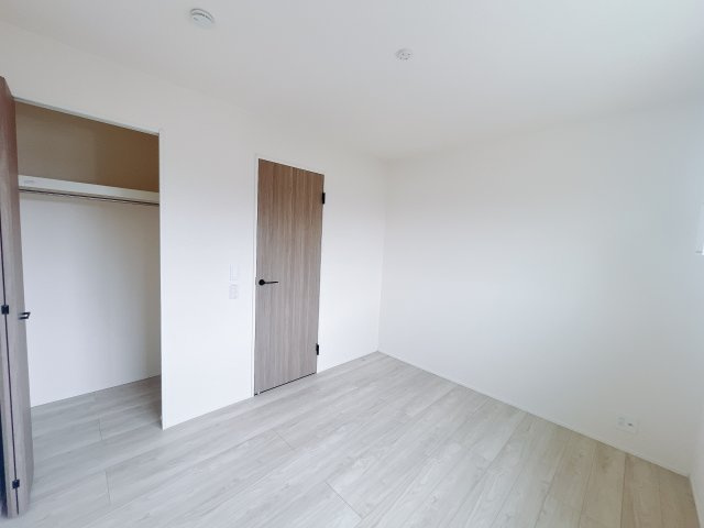 【新築戸建】藤岡立石24-1期の洋室|■2階洋室｜ナチュラルカラーの床です。模様替えなどとても楽しく工夫できます♪陽当たり、風通しもとても良いので毎日快適な生活スタートです！子供部屋にも良いですね♪