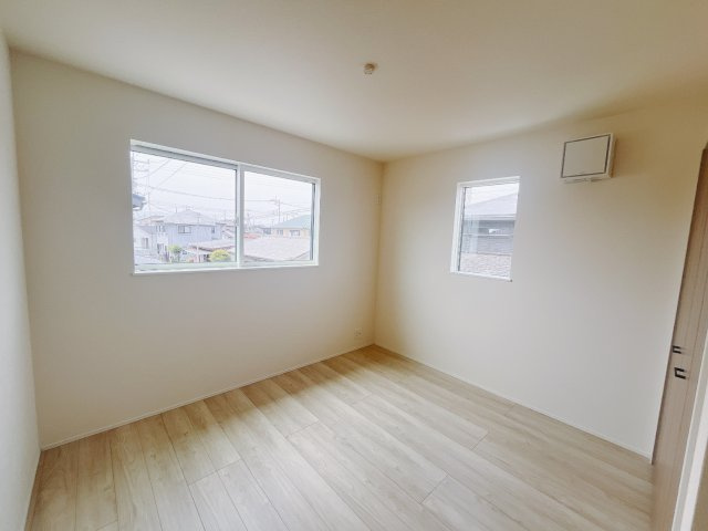 【新築戸建】藤岡立石24-1期の洋室|■2階洋室｜2階洋室には大きな窓をご用意しています。日中はあたたかな日差し差し込み自分時間も充実できますね＾＾