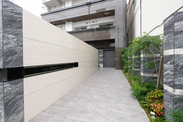 ＬａＤｏｕｃｅｕｒ九条のエントランス