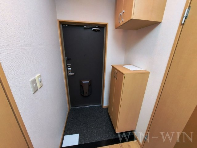 グランデール栄の玄関