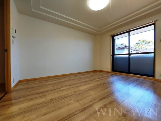 グランデール栄の洋室