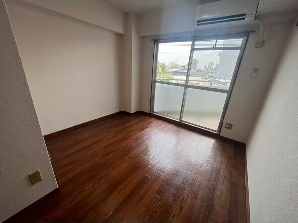 ハイツ千年の洋室