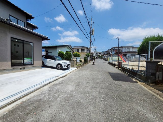 RESET HOUSE－リセットハウス－八幡西区上の原　【八幡西区　中古戸建】の前面道路含む現地写真|前面道路は広々しているので駐車しやすい♪【八幡西区　中古戸建】