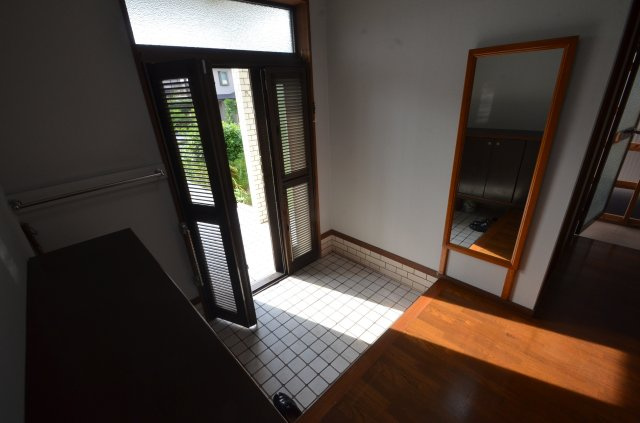 中古住宅　若松区高須北1丁目の玄関|扉に網戸があります。