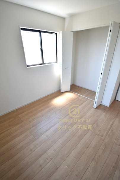 Terrace　水戸市姫子　1期 　限定1棟！の洋室|折戸を開くと壁面クローゼット。衣類が横一列に並ぶためひと目で洋服が選びやすい！衣類をたくさんお持ちの方もスッキリ片付きます♪