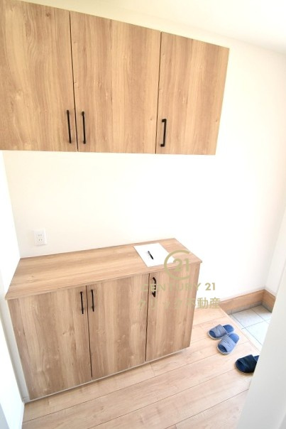 Terrace　水戸市姫子　1期 　限定1棟！の玄関|たっぷり入る玄関収納です！扉の中は可動棚ですので、用途に合わせて高さを自由に変えることができます。