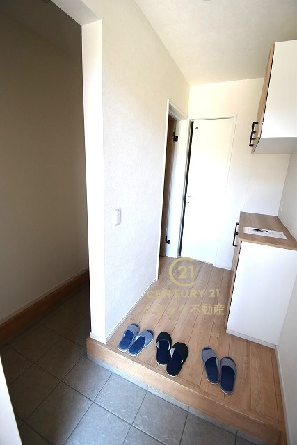 Terrace　水戸市姫子　1期 　限定1棟！の玄関|土間収納が便利です。靴の他、雨具、防災用品、スポーツ用品等を置くのもいいですね。家の外で使う物はココと決めてしまうと時短になって家事もスムーズです♪