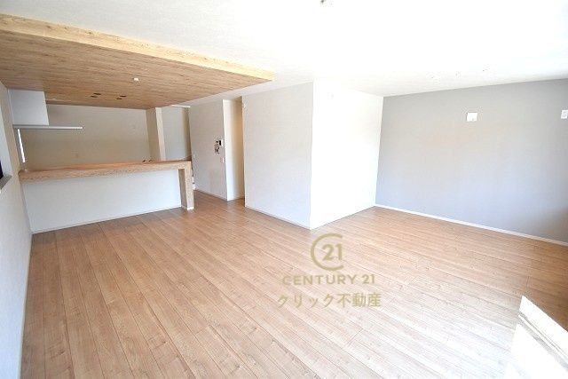 Terrace　水戸市姫子　1期 　限定1棟！の居間・リビング|洗練された明るいLDK。カーテンやラグの色、質感、選ぶ家具などで雰囲気が変わりますので、お好みのインテリアを楽しみましょう♪