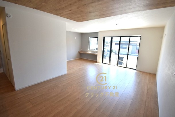 Terrace　水戸市姫子　1期 　限定1棟！の居間・リビング|ソファーを置いてもまだまだ余裕の広さです♪家族で集まっても人を招いても、空間にゆとりがあると自然に寛げます。