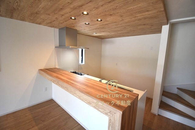 Terrace　水戸市姫子　1期 　限定1棟！のキッチン|対面式システムキッチンは料理中や後片づけの間も会話が楽しめます。後ろには2階につながる階段が。集合場所はキッチン、食事作りは家族の協同作業としてもいいですね。