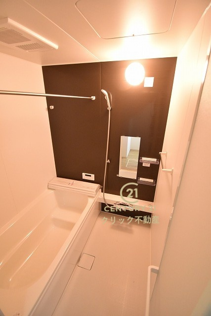 Terrace　水戸市姫子　1期 　限定1棟！の浴室|浴槽への出入りが安全な低床タイプのユニットバスです。洗い場は滑りにくい速乾床ですので、お子様やご高齢の方にも安心です。自動お湯張りに追焚機能付きのオートバスです。