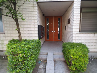 【エントランス】 | 緑も垣間見えるエントランス♪