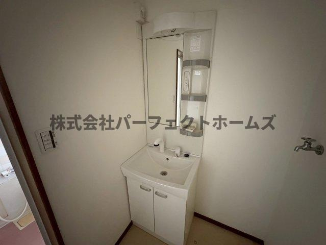 池田1丁目戸建　賃貸の独立洗面台|朝の支度にも助かる、独立の洗髪洗面化粧台