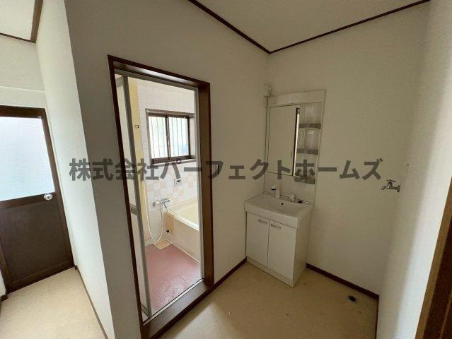 池田1丁目戸建　賃貸の洗面所|コンパクトで使いやすい洗面所