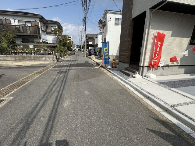 松戸市栗ケ沢新築戸建（栗ケ沢４期）の前面道路含む現地写真|西側前面道路・幅員約5ｍ
