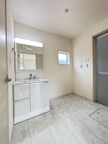 桜井市大字浅古全２棟の独立洗面台|広いスペースが嬉しい洗面脱衣所です。