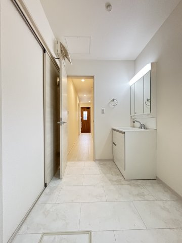 桜井市大字浅古全２棟の独立洗面台|玄関真っすぐにある洗面脱衣所。